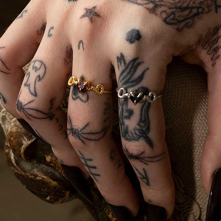 DESIRE. Snakes & Heart Onyx Ring - Silver - Image 2