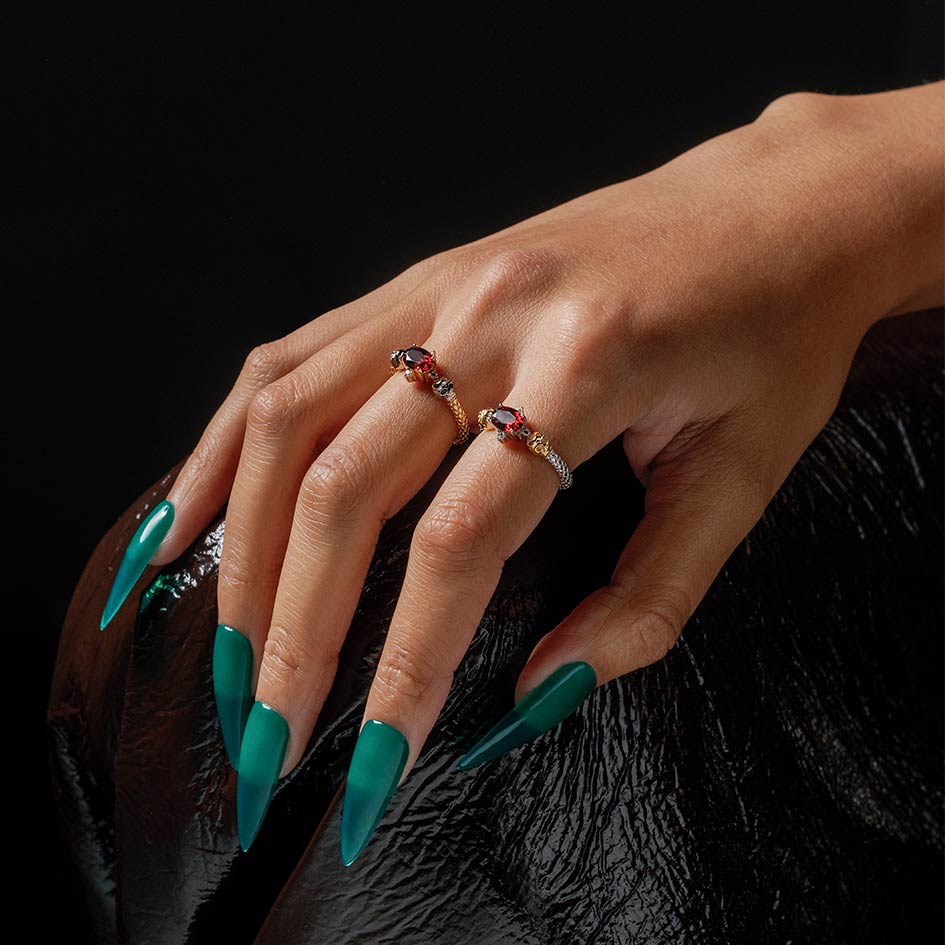 POISON. Garnet & Skulls Ring - Gold - Image 2