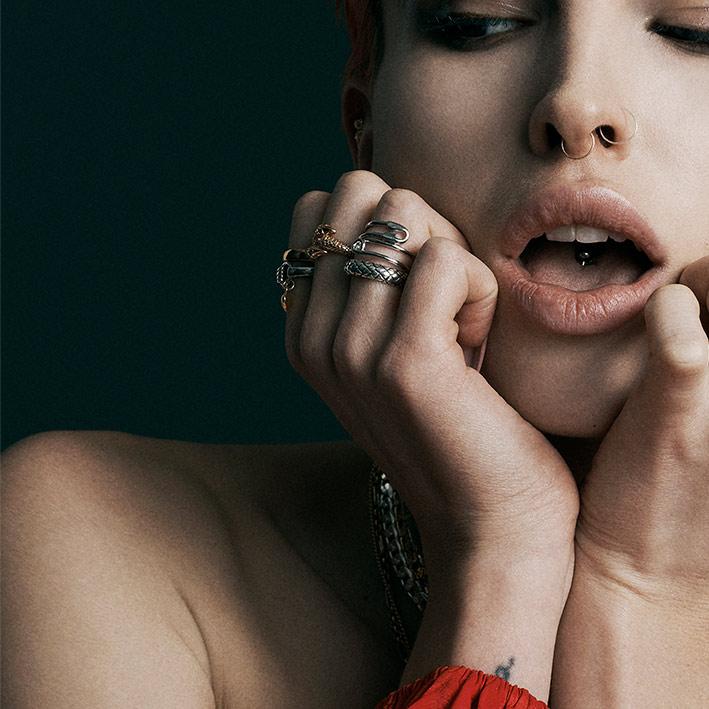 SOLENE. Safety Pin Wrap Ring - Gold - Image 3