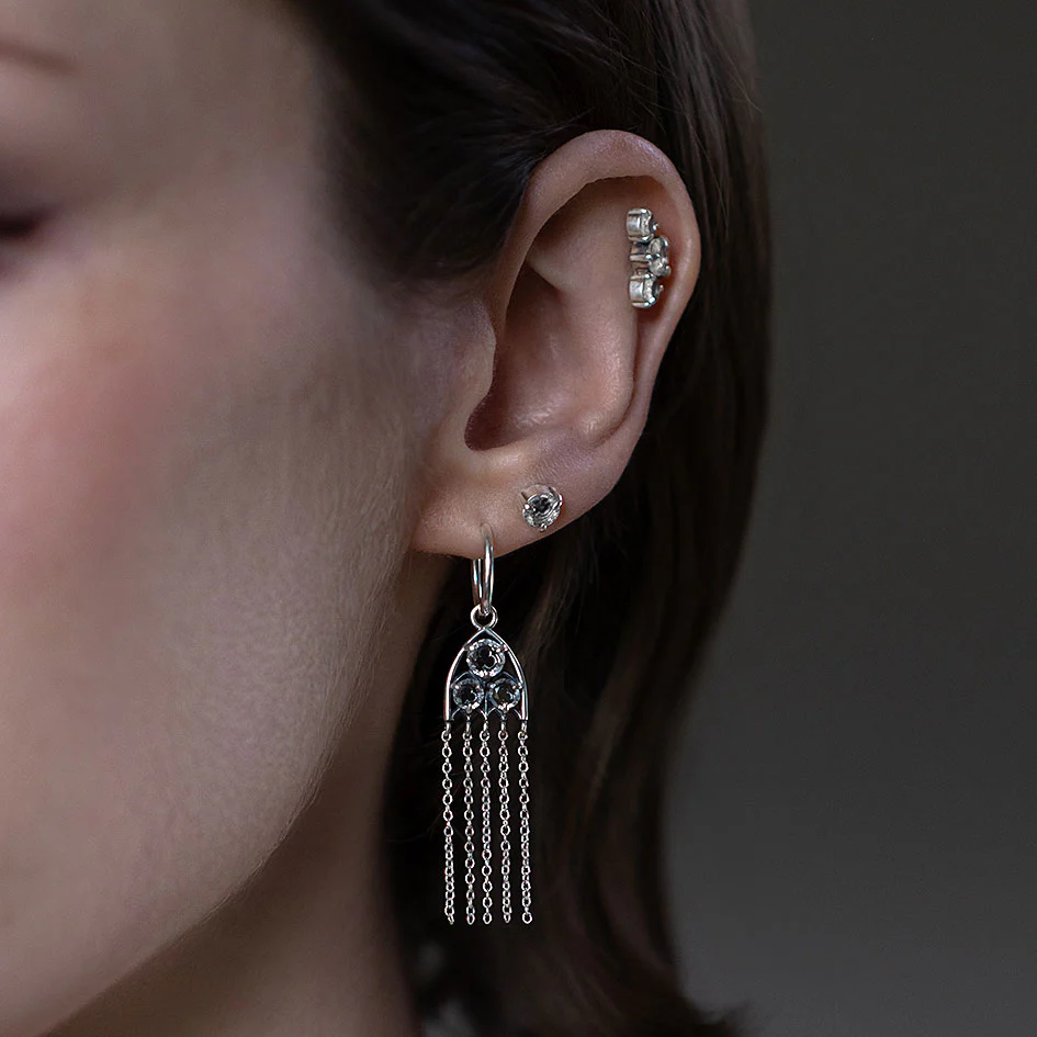 NOCTURNE. Gothic Trefoil Glass Stud Earring - Silver - Image 3