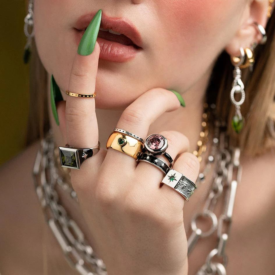 VYVIAN. Tiny Star Black Enamel Ring - Silver - Image 3